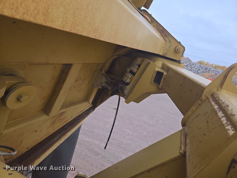 image for item EG9916 2001 Caterpillar D400E Series II haul truck