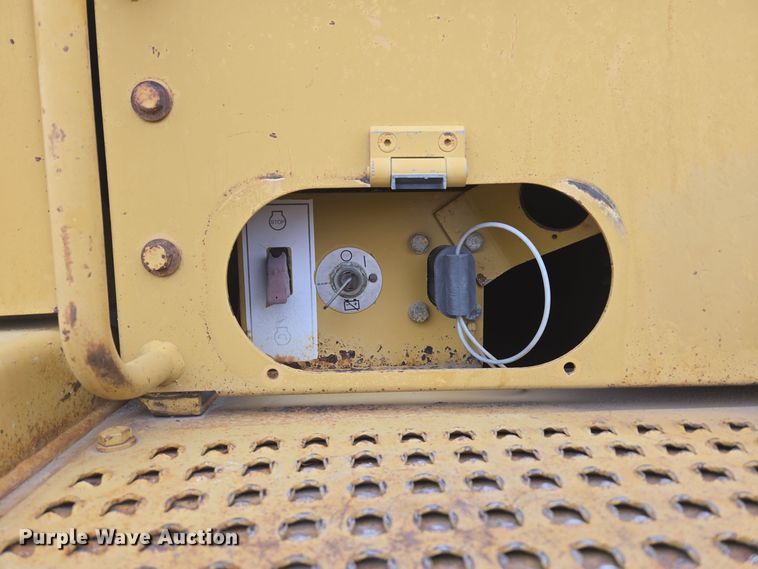 image for item EG9916 2001 Caterpillar D400E Series II haul truck