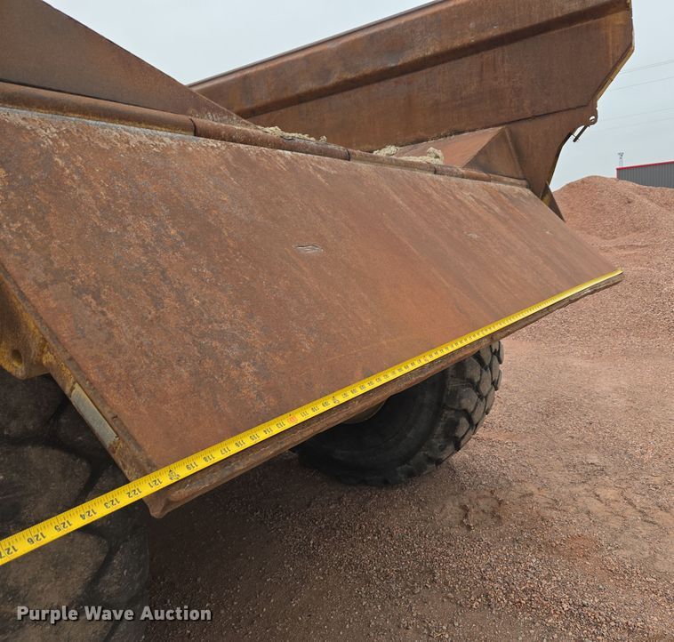 image for item EG9916 2001 Caterpillar D400E Series II haul truck