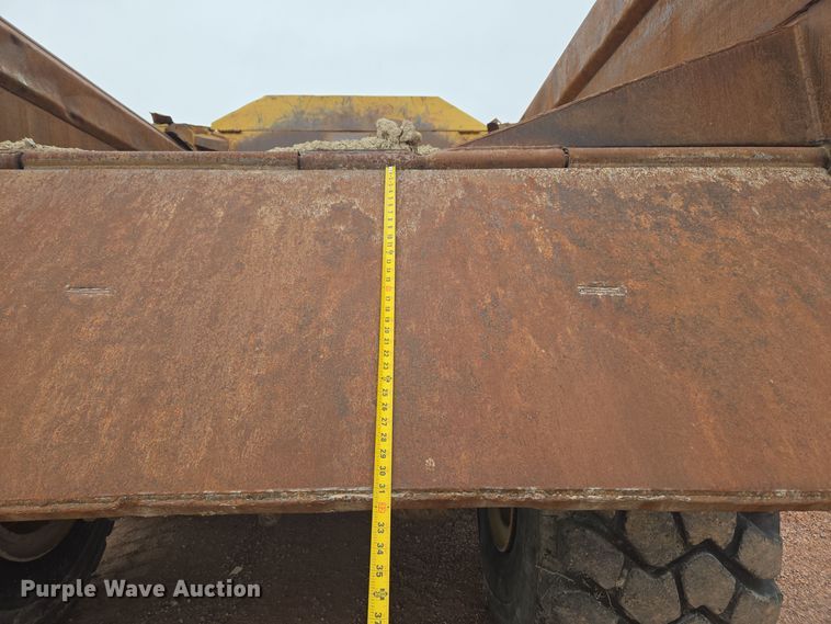 image for item EG9916 2001 Caterpillar D400E Series II haul truck