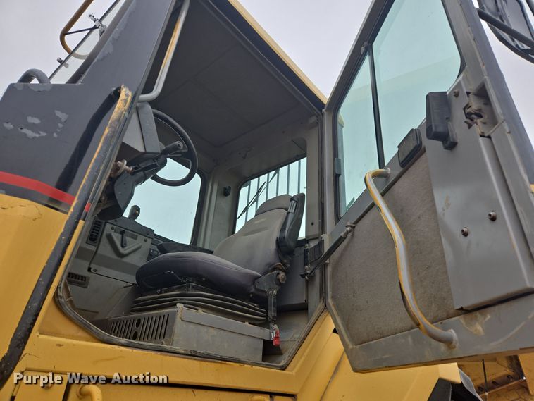 image for item EG9916 2001 Caterpillar D400E Series II haul truck