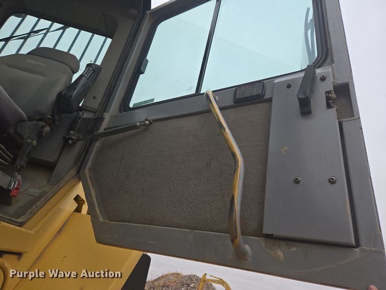 image for item EG9916 2001 Caterpillar D400E Series II haul truck