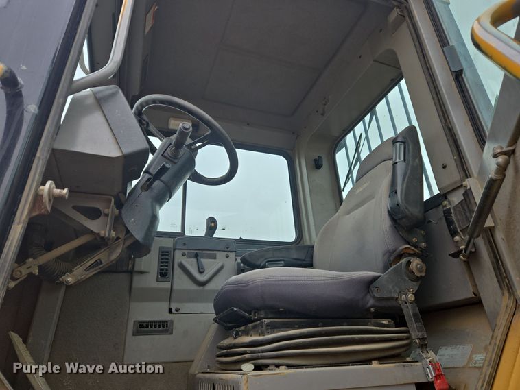 image for item EG9916 2001 Caterpillar D400E Series II haul truck