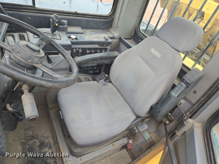 image for item EG9916 2001 Caterpillar D400E Series II haul truck