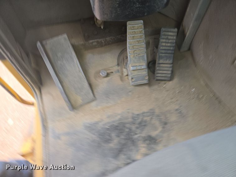 image for item EG9916 2001 Caterpillar D400E Series II haul truck