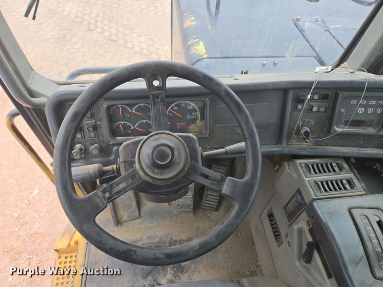 image for item EG9916 2001 Caterpillar D400E Series II haul truck