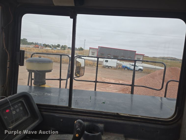 image for item EG9916 2001 Caterpillar D400E Series II haul truck