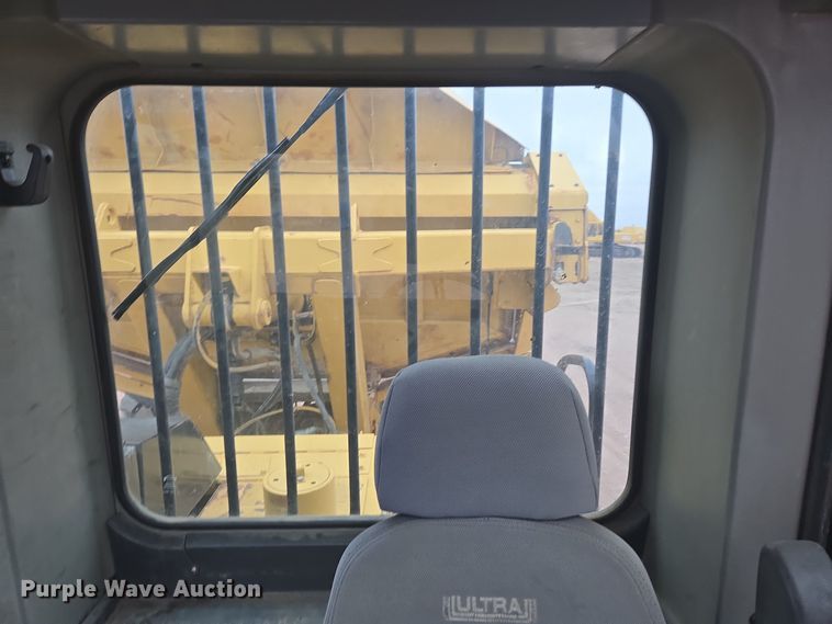 image for item EG9916 2001 Caterpillar D400E Series II haul truck