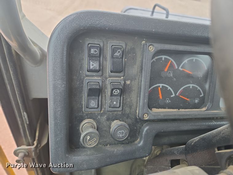 image for item EG9916 2001 Caterpillar D400E Series II haul truck