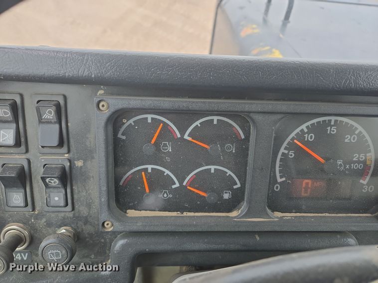 image for item EG9916 2001 Caterpillar D400E Series II haul truck