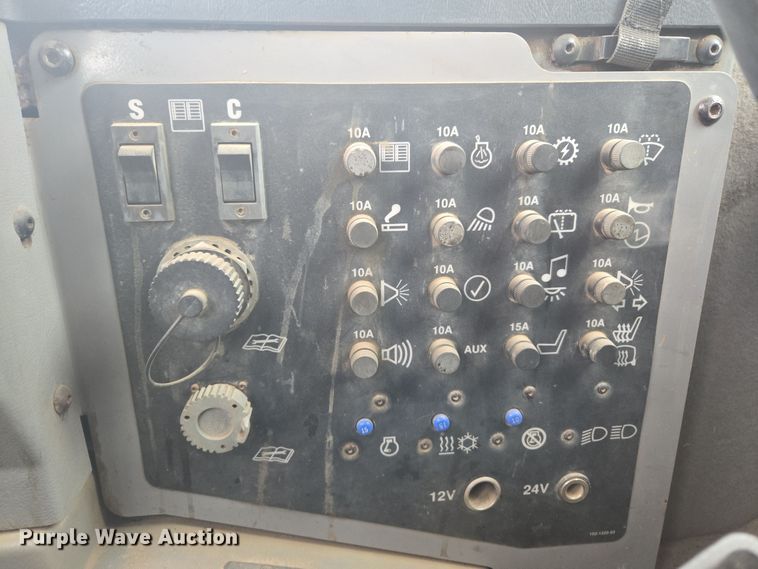 image for item EG9916 2001 Caterpillar D400E Series II haul truck