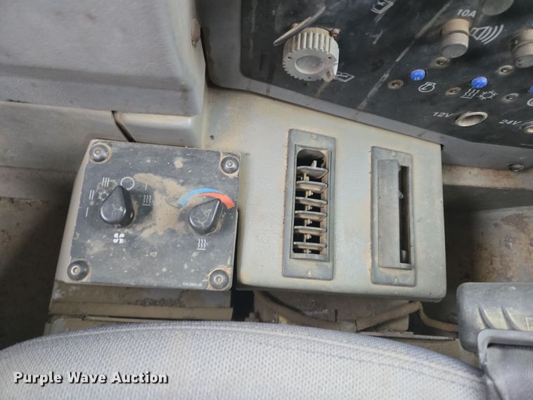 image for item EG9916 2001 Caterpillar D400E Series II haul truck