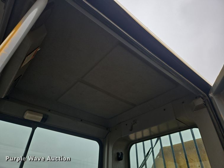 image for item EG9916 2001 Caterpillar D400E Series II haul truck