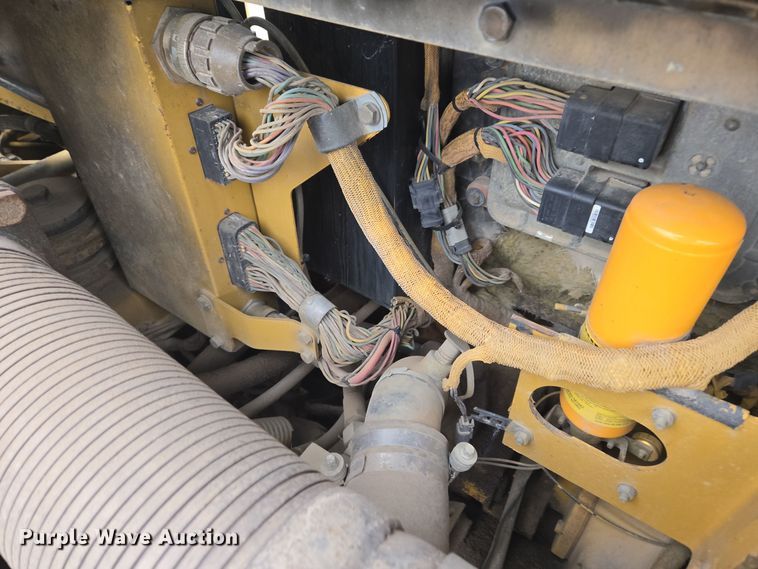 image for item EG9916 2001 Caterpillar D400E Series II haul truck