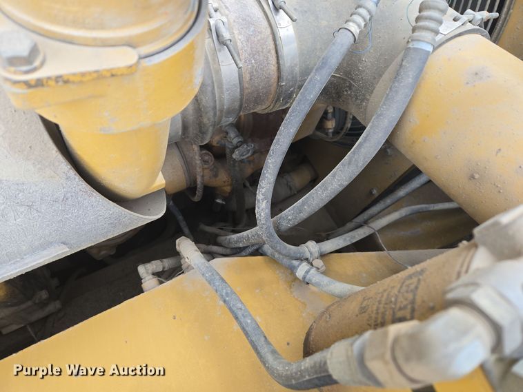 image for item EG9916 2001 Caterpillar D400E Series II haul truck