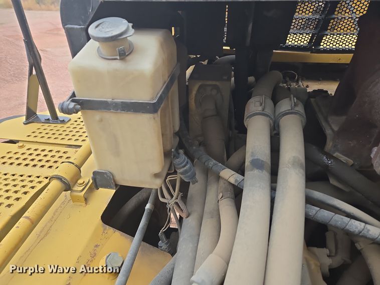 image for item EG9916 2001 Caterpillar D400E Series II haul truck