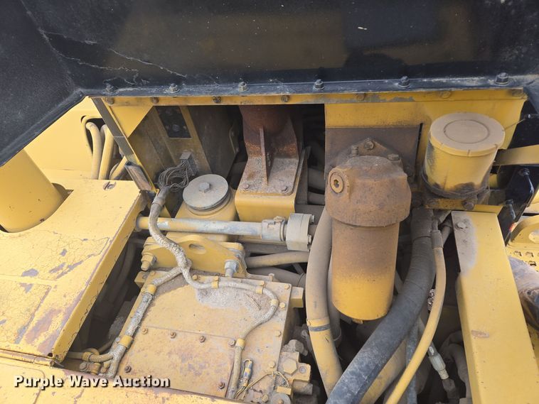 image for item EG9916 2001 Caterpillar D400E Series II haul truck