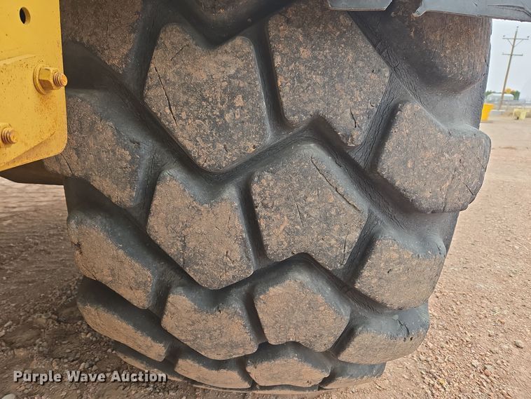 image for item EG9916 2001 Caterpillar D400E Series II haul truck