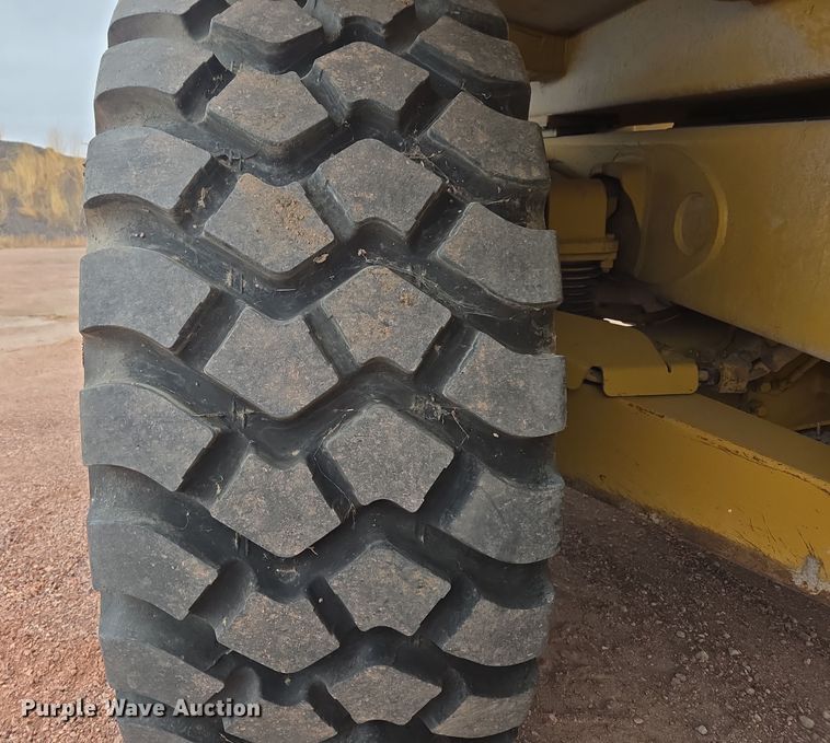 image for item EG9916 2001 Caterpillar D400E Series II haul truck