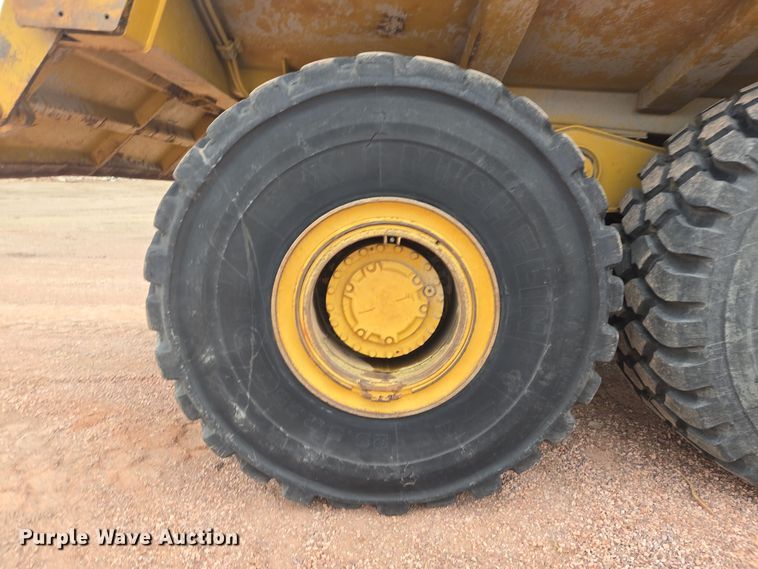 image for item EG9916 2001 Caterpillar D400E Series II haul truck