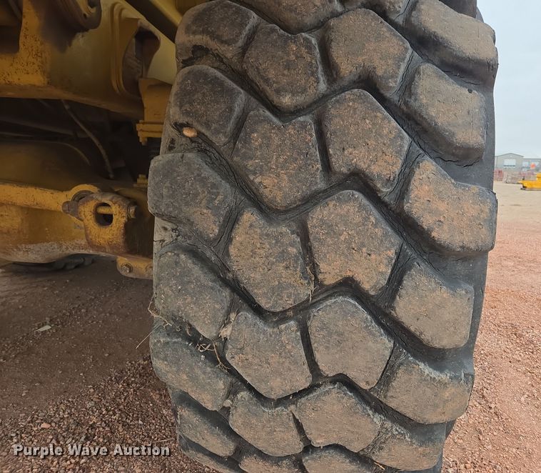 image for item EG9916 2001 Caterpillar D400E Series II haul truck