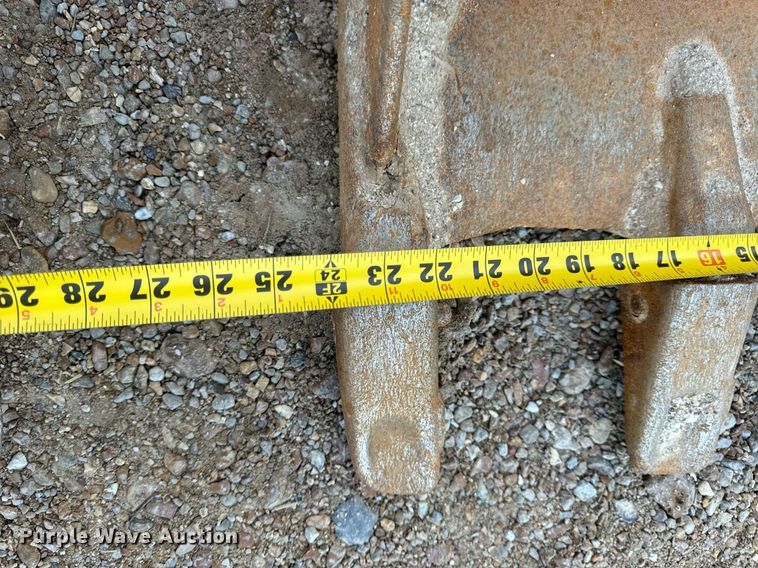 image for item EH7147 (2) Caterpillar excavator buckets