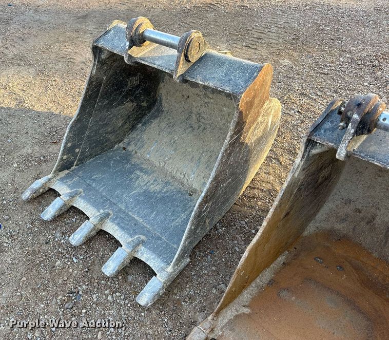 image for item EH7147 (2) Caterpillar excavator buckets