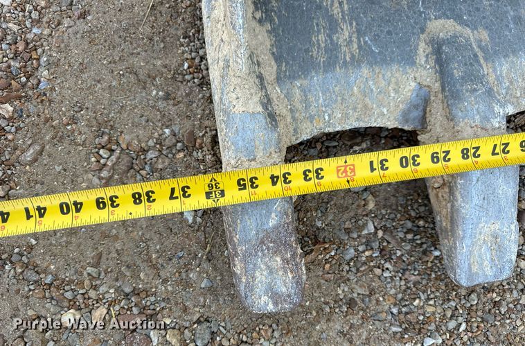 image for item EH7147 (2) Caterpillar excavator buckets