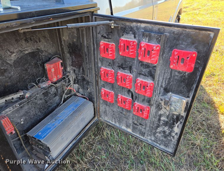 image for item EI4061 2012 Ford F350 Super Duty Crew Cab flatbed pickup truck