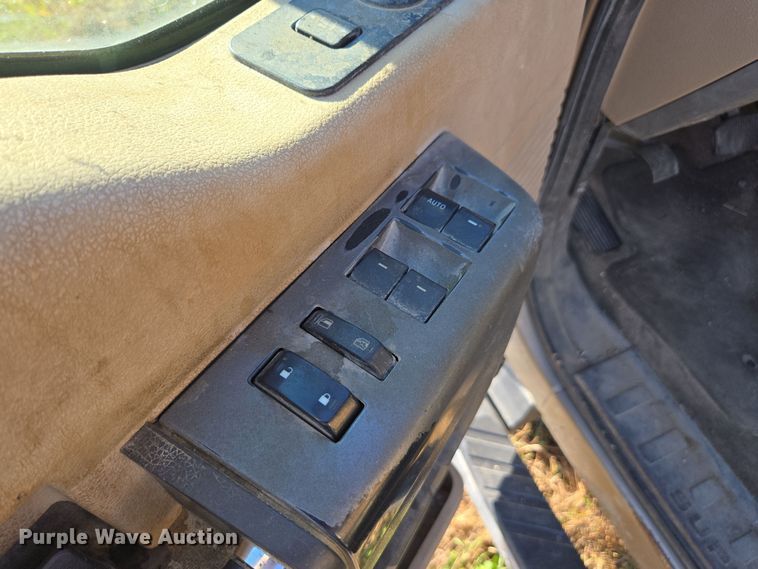 image for item EI4061 2012 Ford F350 Super Duty Crew Cab flatbed pickup truck