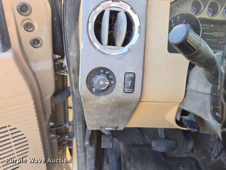 image for item EI4061 2012 Ford F350 Super Duty Crew Cab flatbed pickup truck