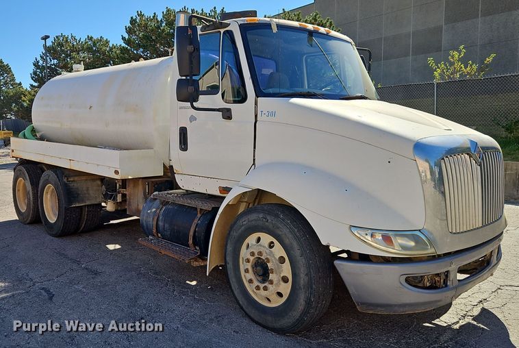 image for item EI8429 2003 International  8600 vacuum truck