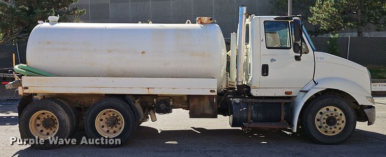 image for item EI8429 2003 International  8600 vacuum truck
