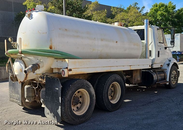 image for item EI8429 2003 International  8600 vacuum truck