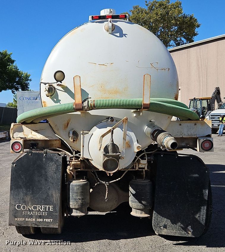 image for item EI8429 2003 International  8600 vacuum truck