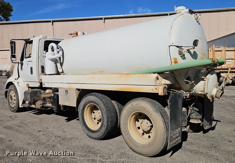image for item EI8429 2003 International  8600 vacuum truck