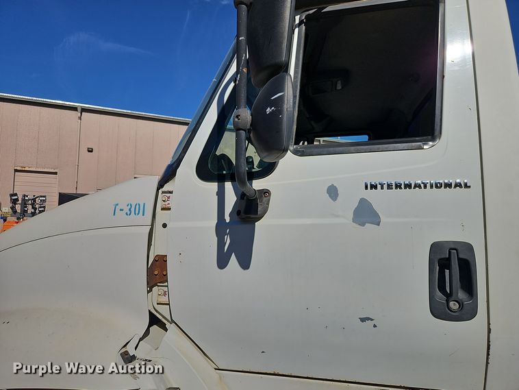 image for item EI8429 2003 International  8600 vacuum truck