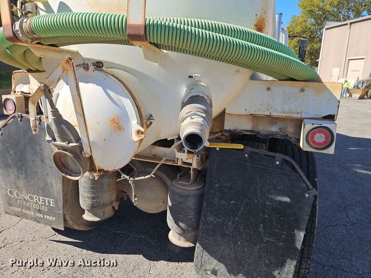 image for item EI8429 2003 International  8600 vacuum truck