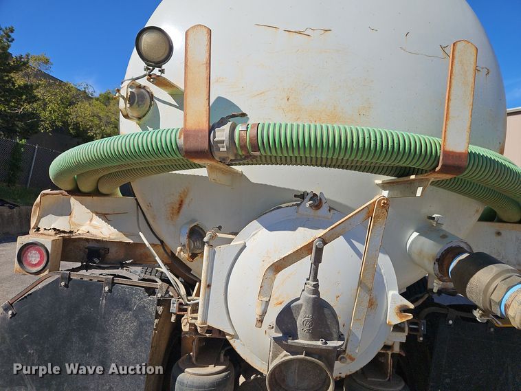 image for item EI8429 2003 International  8600 vacuum truck