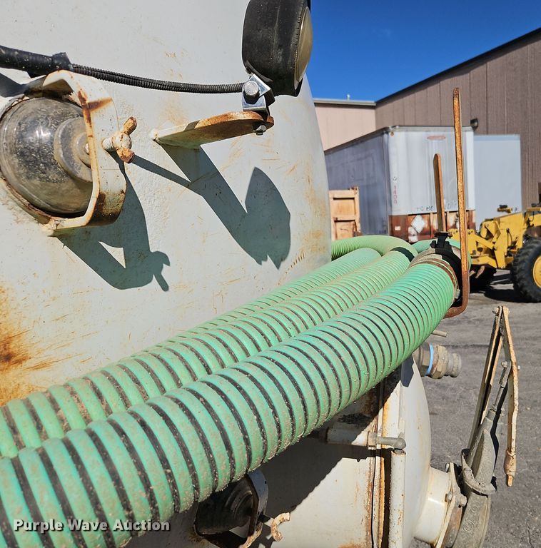 image for item EI8429 2003 International  8600 vacuum truck