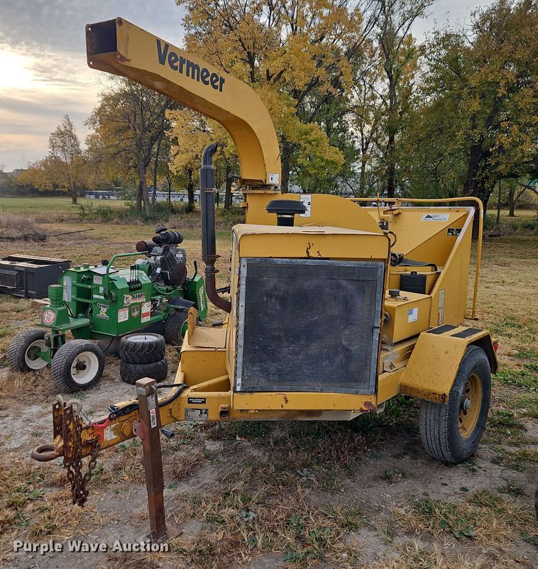 image for item EI8504 2000 Vermeer BC1230A wood chipper