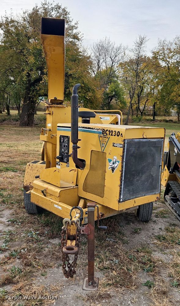 image for item EI8504 2000 Vermeer BC1230A wood chipper