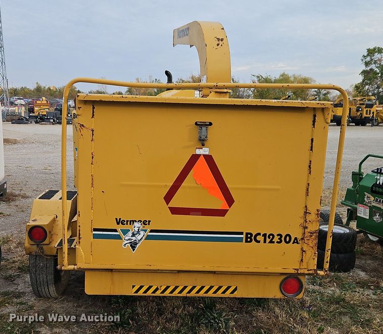 image for item EI8504 2000 Vermeer BC1230A wood chipper