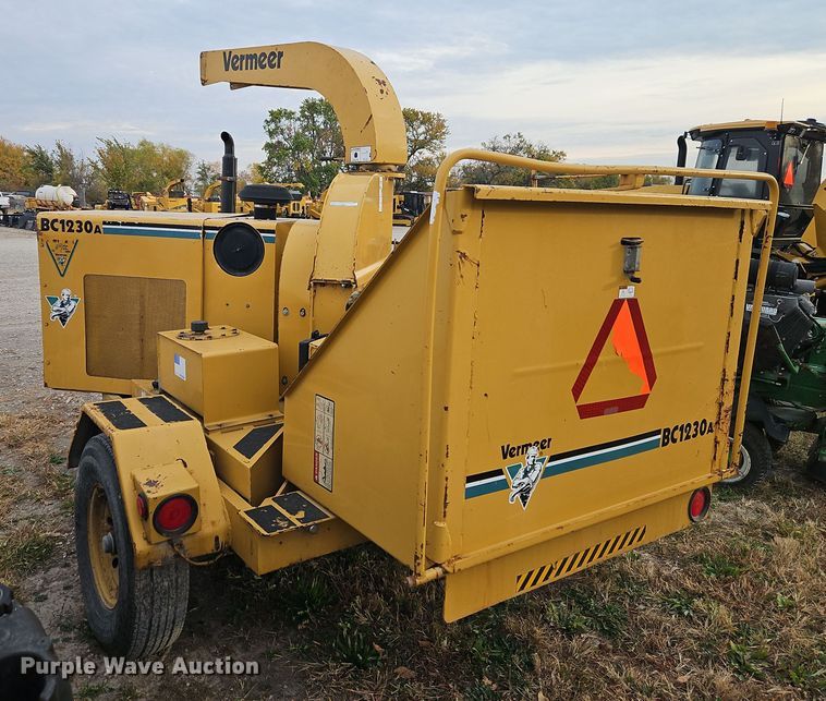 image for item EI8504 2000 Vermeer BC1230A wood chipper