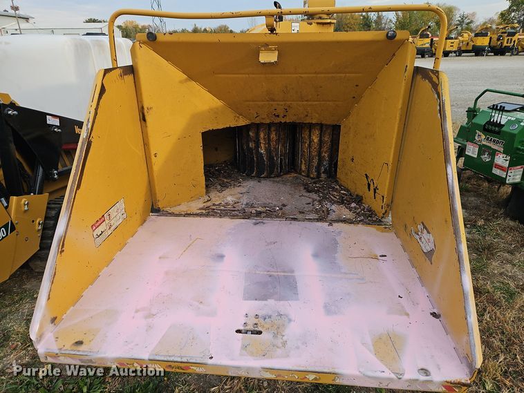 image for item EI8504 2000 Vermeer BC1230A wood chipper