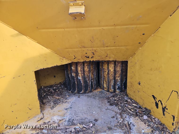 image for item EI8504 2000 Vermeer BC1230A wood chipper