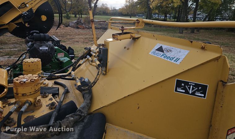 image for item EI8504 2000 Vermeer BC1230A wood chipper