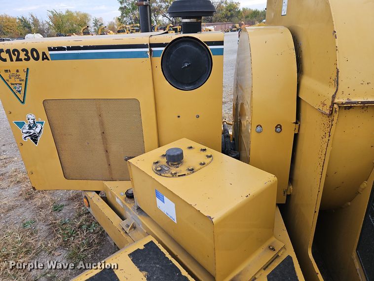 image for item EI8504 2000 Vermeer BC1230A wood chipper