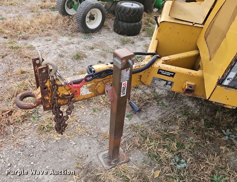 image for item EI8504 2000 Vermeer BC1230A wood chipper