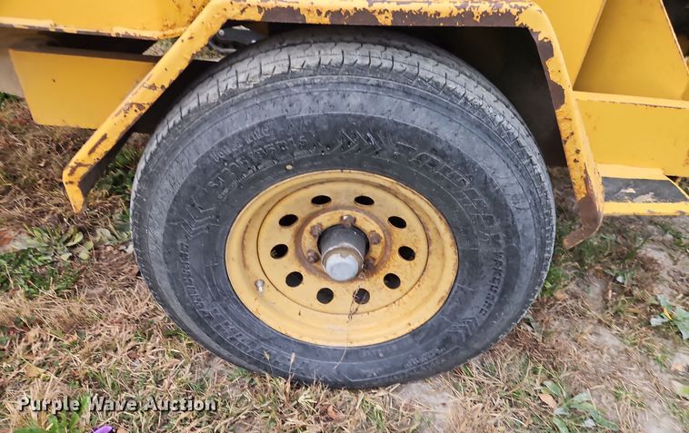 image for item EI8504 2000 Vermeer BC1230A wood chipper